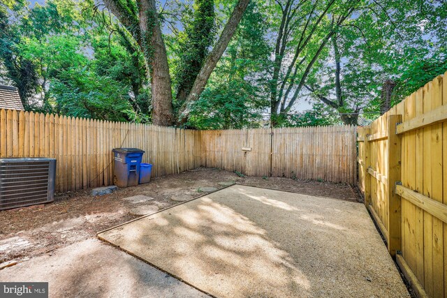 8440 Towne Crest Ct, Gaithersburg, MD 20877 - fenced backyard with a patio