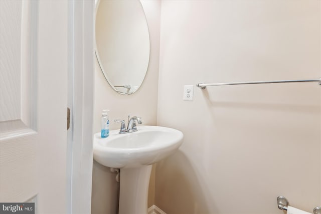 7226 Abbey Rd, Elkridge, MD 21075 - bathroom with a sink