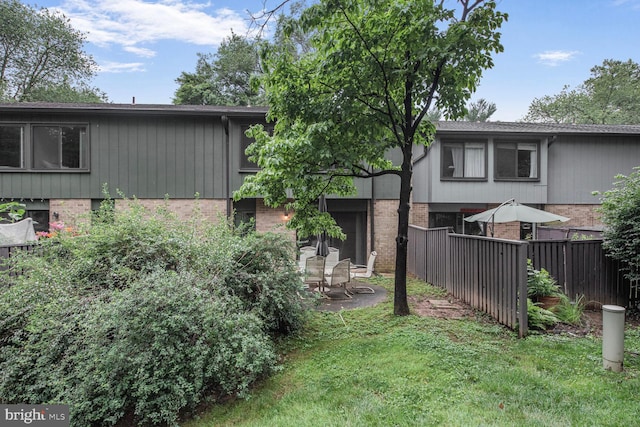 1814 Ivy Oak Sq, Reston, VA 20190 - view of yard with a patio area