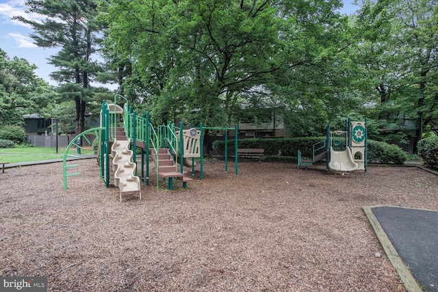 1814 Ivy Oak Sq, Reston, VA 20190 - community play area featuring view of wooded area