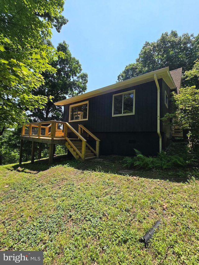 556 Trapper Ridge Ln, Hedgesville, WV 25427 - view of front of property featuring crawl space, a wooden deck, stairs, and a front yard