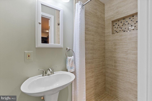 5304 Braddock Ridge Dr, Centreville, VA 20120 - bathroom featuring a shower stall