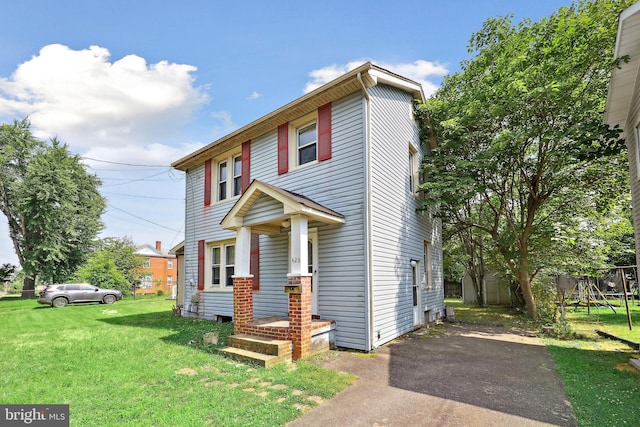 426 Summit St, Fredericksburg, VA 22401 - view of front facade featuring a front lawn and asphalt driveway