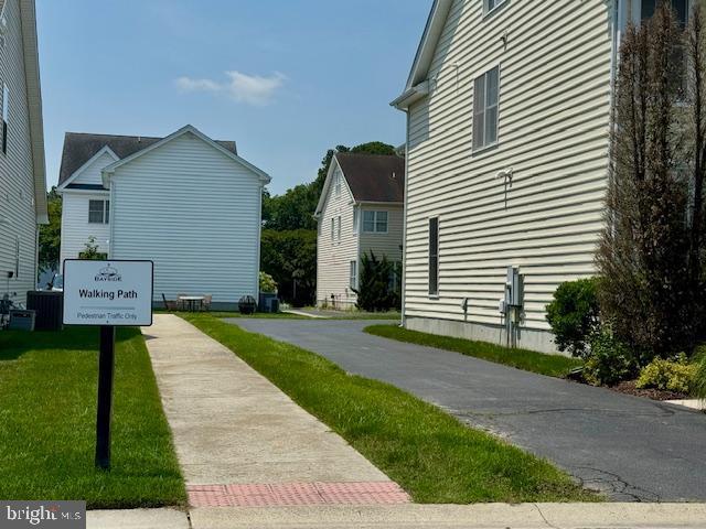 12410 Coastal Marsh Dr, Berlin, MD 21811 - view of side of home with a lawn