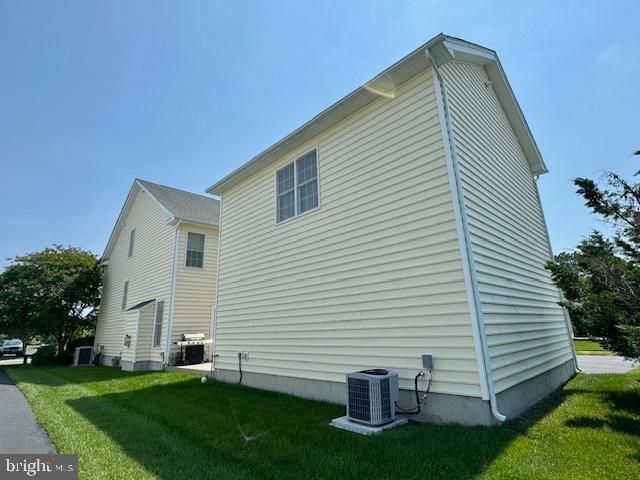 12410 Coastal Marsh Dr, Berlin, MD 21811 - view of side of property with a lawn