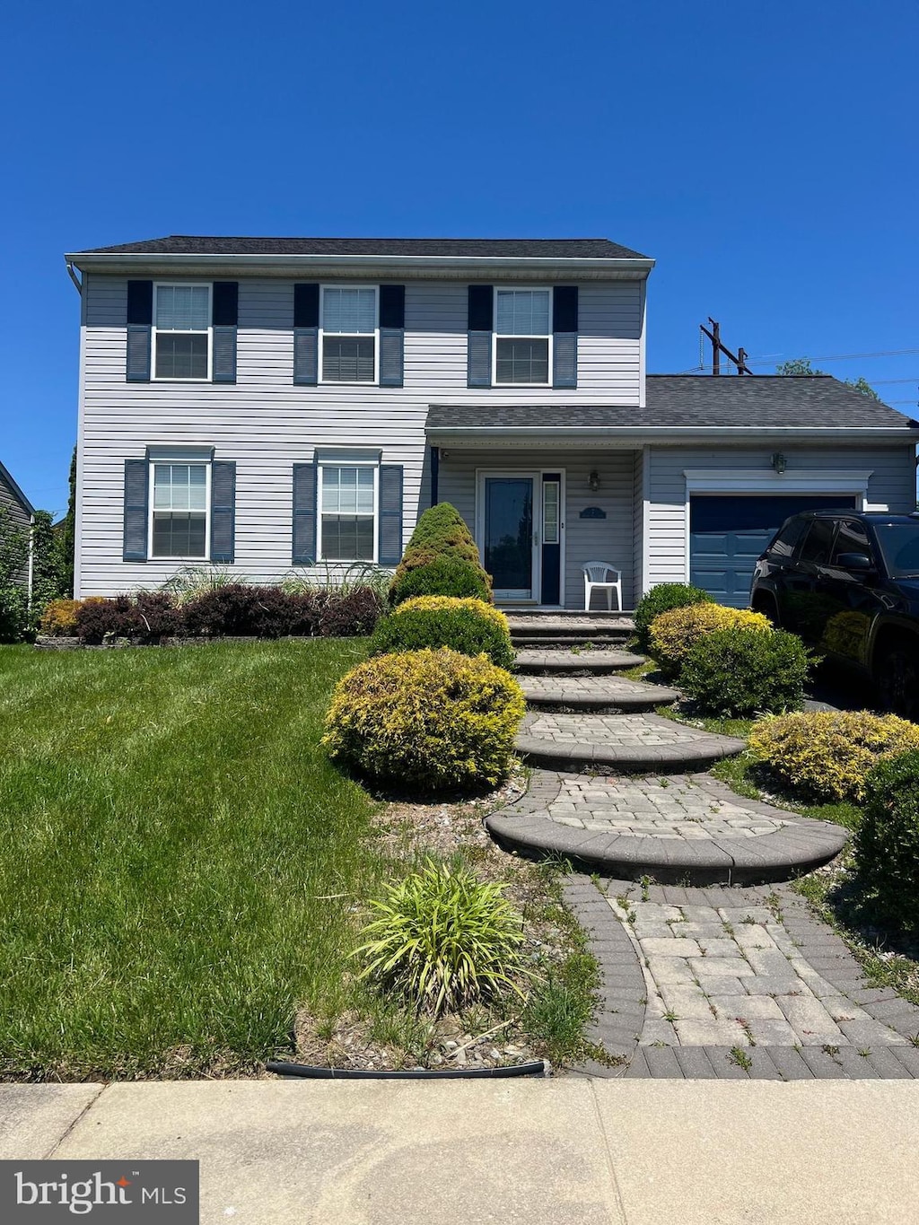 7 Robins Nest Ln, New Castle, DE 19720 - traditional-style home with an attached garage and a front lawn
