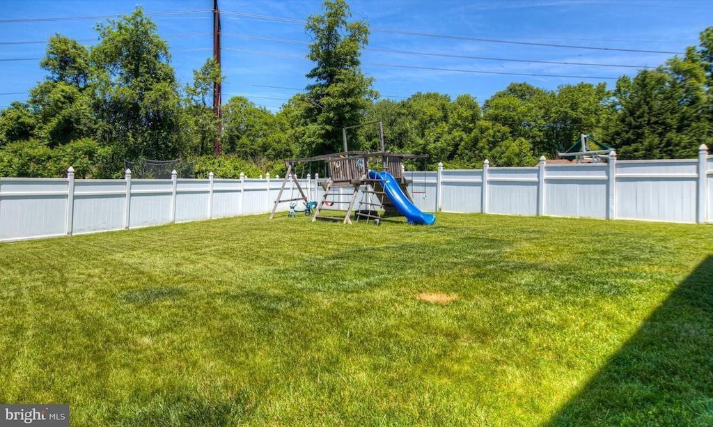 7 Robins Nest Ln, New Castle, DE 19720 - view of yard featuring a playground
