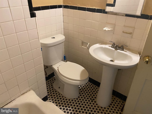 2133 Seneca Rd, Wilmington, DE 19805 - bathroom featuring tile walls