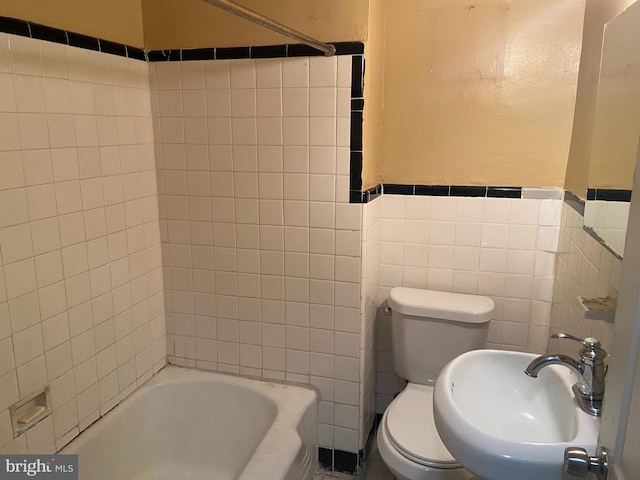 2133 Seneca Rd, Wilmington, DE 19805 - bathroom with a bath and tile walls