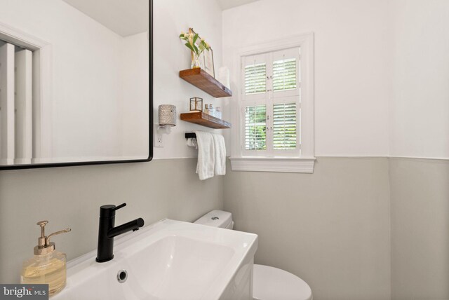 6018 25th Rd N, Arlington, VA 22207 - bathroom with toilet and vanity