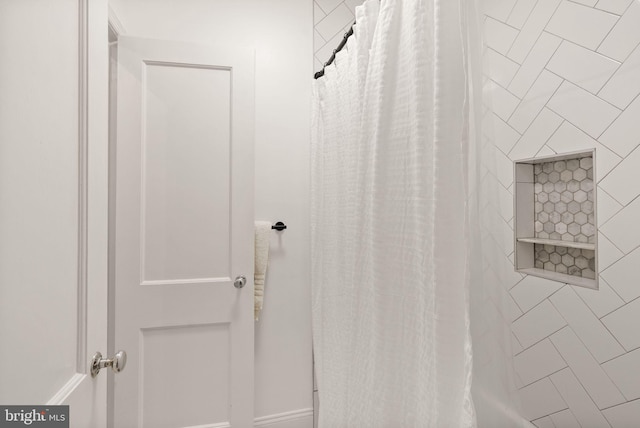 6018 25th Rd N, Arlington, VA 22207 - bathroom featuring shower / bathtub combination with curtain