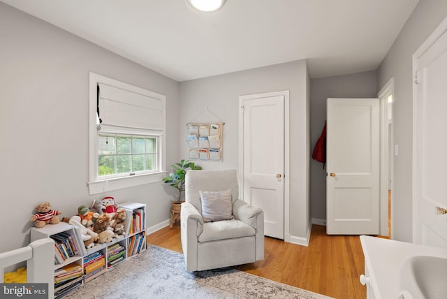 6018 25th Rd N, Arlington, VA 22207 - sitting room with light wood finished floors and baseboards