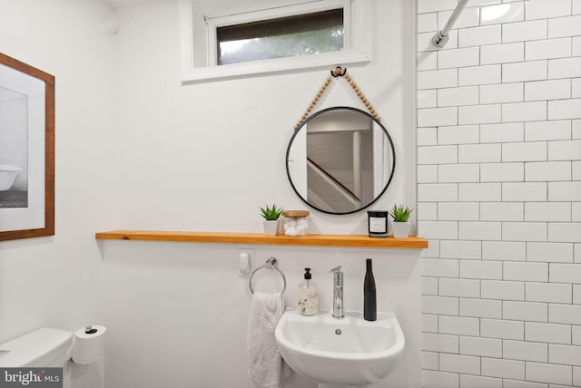 6018 25th Rd N, Arlington, VA 22207 - bathroom featuring a sink and toilet