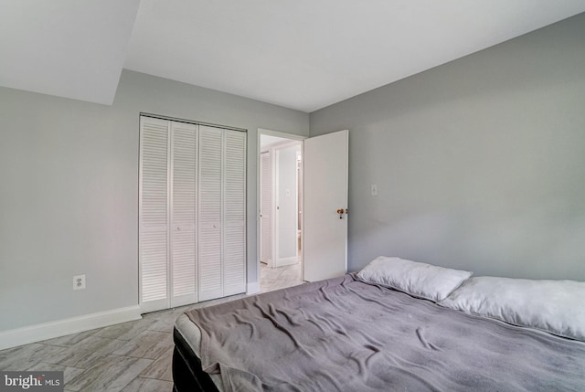 9730 Kingsbridge Dr Unit 002, Fairfax, VA 22031 - bedroom featuring baseboards and a closet