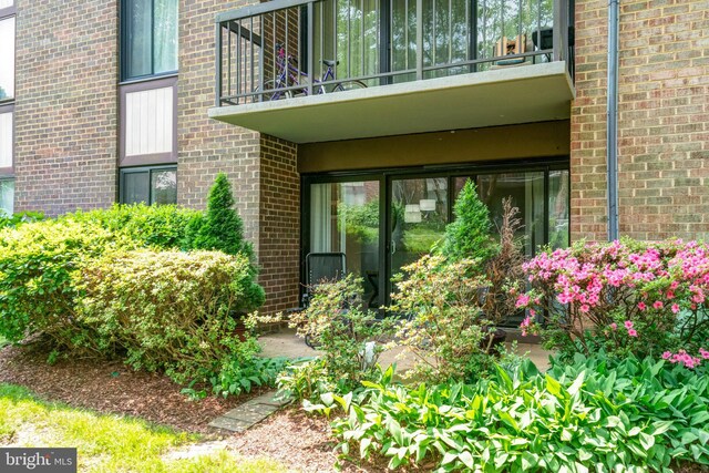 9730 Kingsbridge Dr Unit 002, Fairfax, VA 22031 - entrance to property featuring a balcony and brick siding