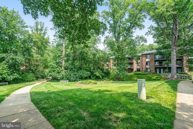 9730 Kingsbridge Dr Unit 002, Fairfax, VA 22031 - surrounding community featuring a yard