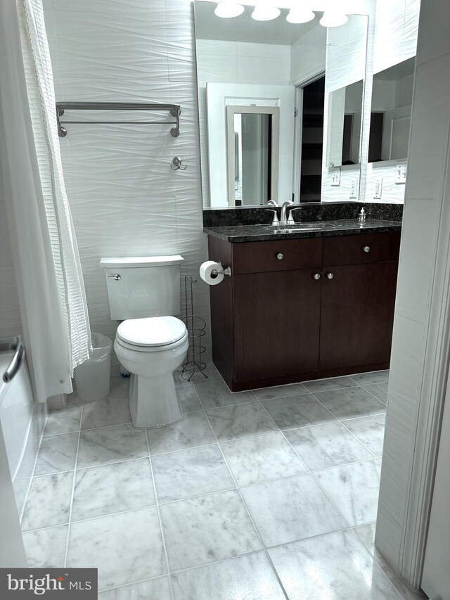 155 Potomac Psge Unit 527, Oxon Hill, MD 20745 - full bath with vanity, tile walls, and shower / bath combo