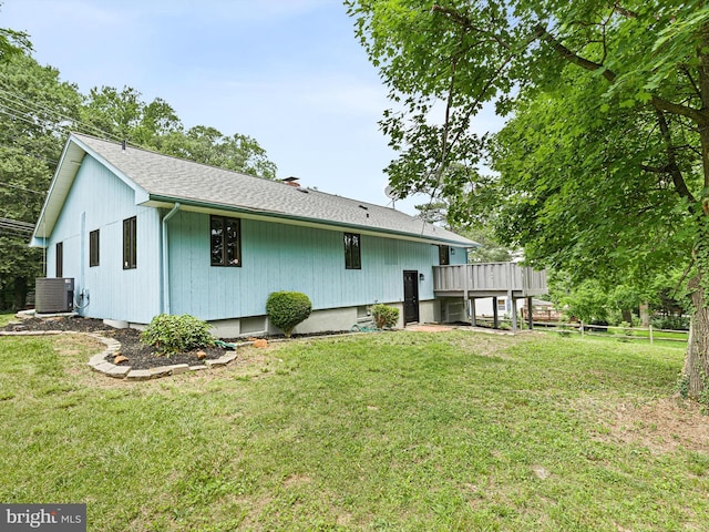 261 W Chestnut Hill Rd, Newark, DE 19713 - rear view of house featuring a wooden deck and roof with shingles