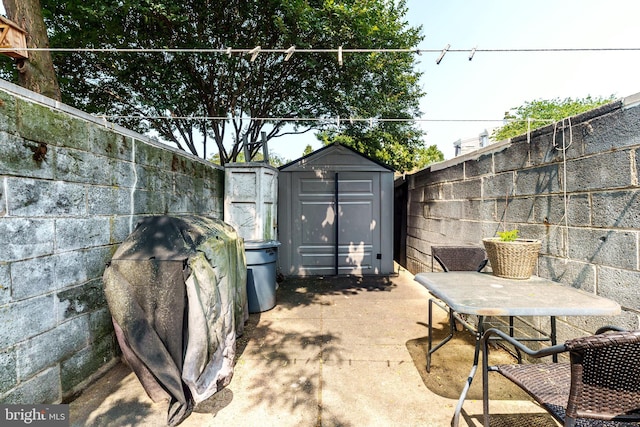 1512 S 2nd St, Philadelphia, PA 19147 - fenced backyard featuring a storage unit and a patio area