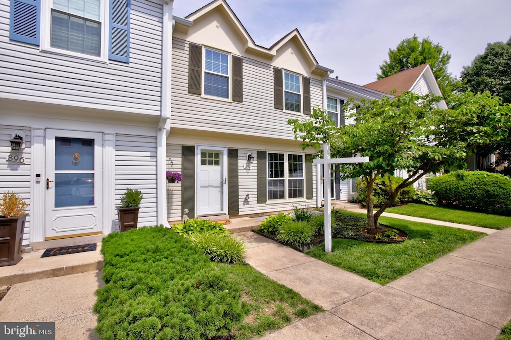 894 Smartts Ln NE, Leesburg, VA 20176 - view of property featuring a front yard
