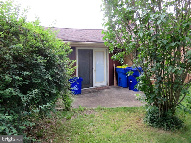 716 Hillcrest Rd, York, PA 17403 - rear view of property with a shingled roof