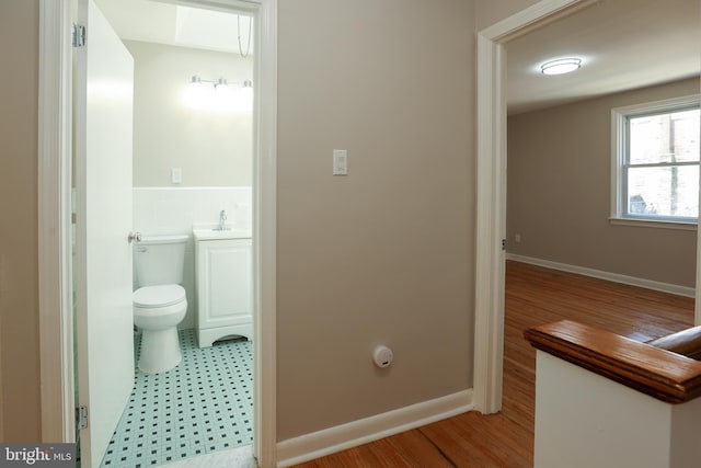 607 Briarcliff Rd, Upper Darby, PA 19082 - bathroom featuring wood finished floors and a wainscoted wall