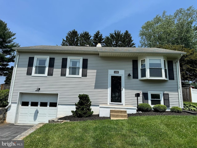 409 Chesterfield Dr, Downingtown, PA 19335 - split foyer home featuring an attached garage, a front yard, and driveway