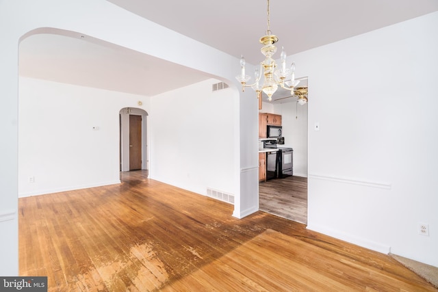 116 Longview Dr, Newark, DE 19711 - unfurnished room with arched walkways, a chandelier, and light wood finished floors