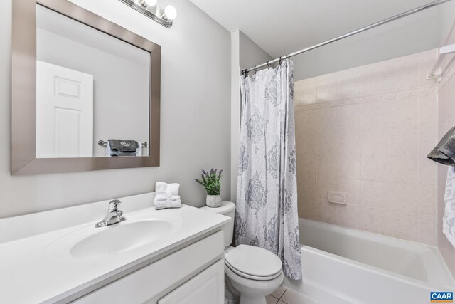 917 Bing Ln, Charlottesville, VA 22903 - bathroom with vanity and shower / bath combo with shower curtain