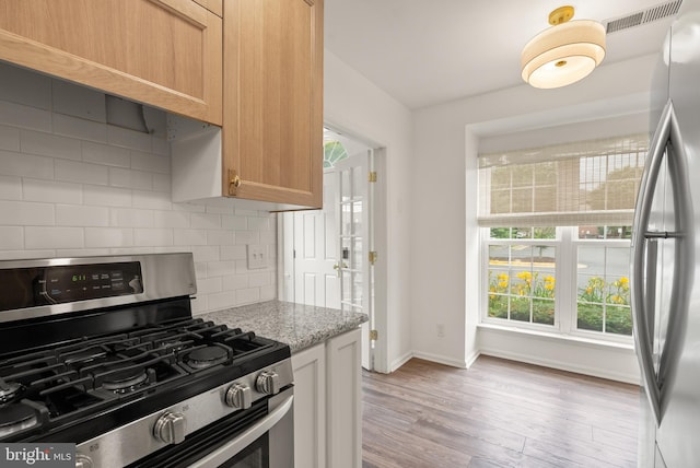 5800 Katelyn Mary Pl Unit 5800, Alexandria, VA 22310 - kitchen featuring stainless steel appliances, light wood-style floors, plenty of natural light, and tasteful backsplash