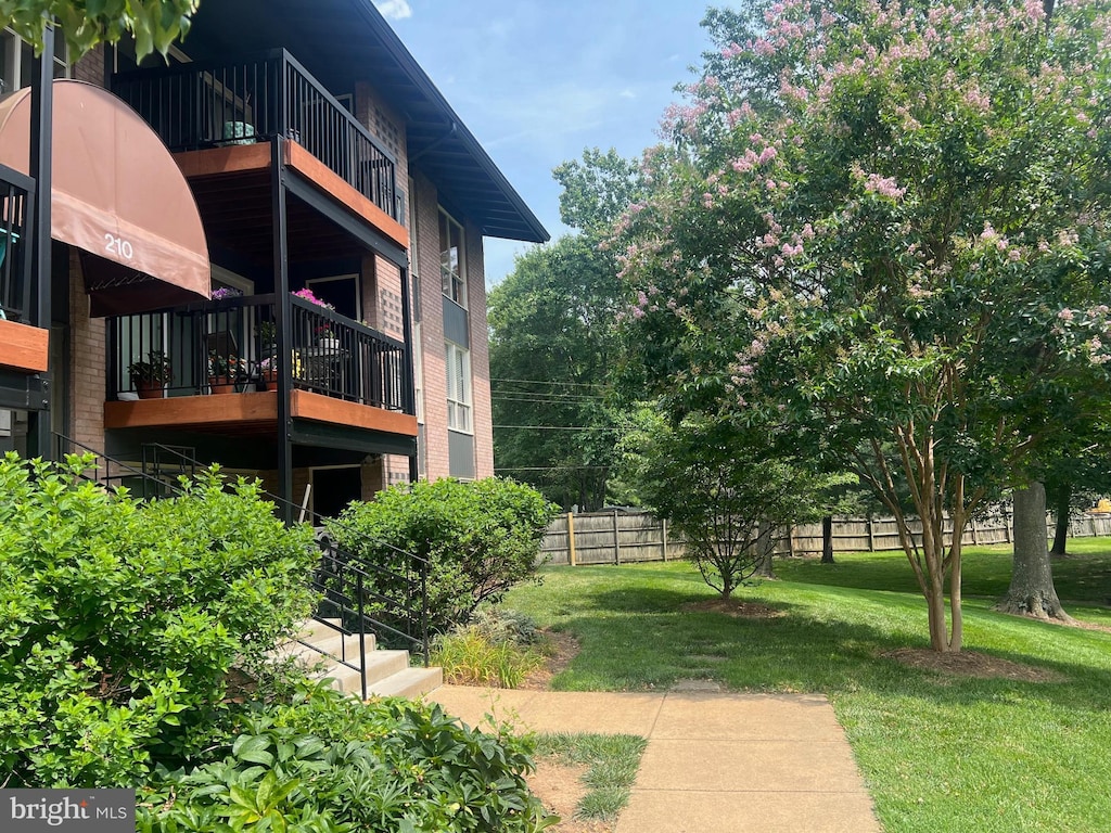 210 Park Terrace Ct SE Unit 66, Vienna, VA 22180 - view of yard with a balcony