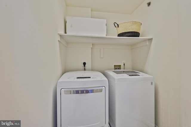 440 Clayton Ln, Alexandria, VA 22304 - laundry area featuring washer and dryer