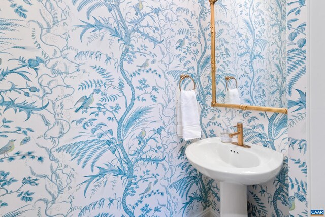 312 Avondale Ln, Crozet, VA 22932 - bathroom featuring wallpapered walls