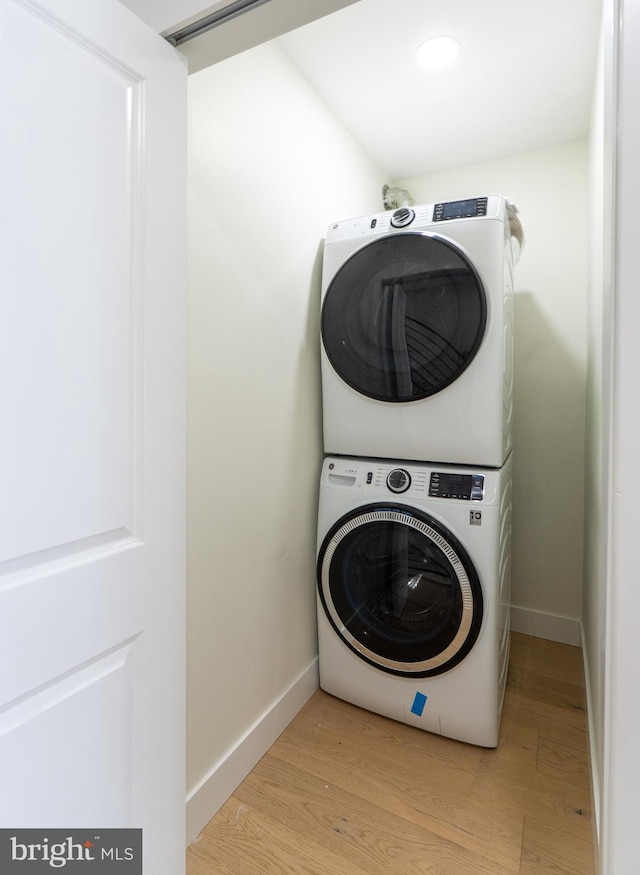 622 Mcclellan St, Philadelphia, PA 19148 - laundry area featuring stacked washer / dryer and light wood-style flooring