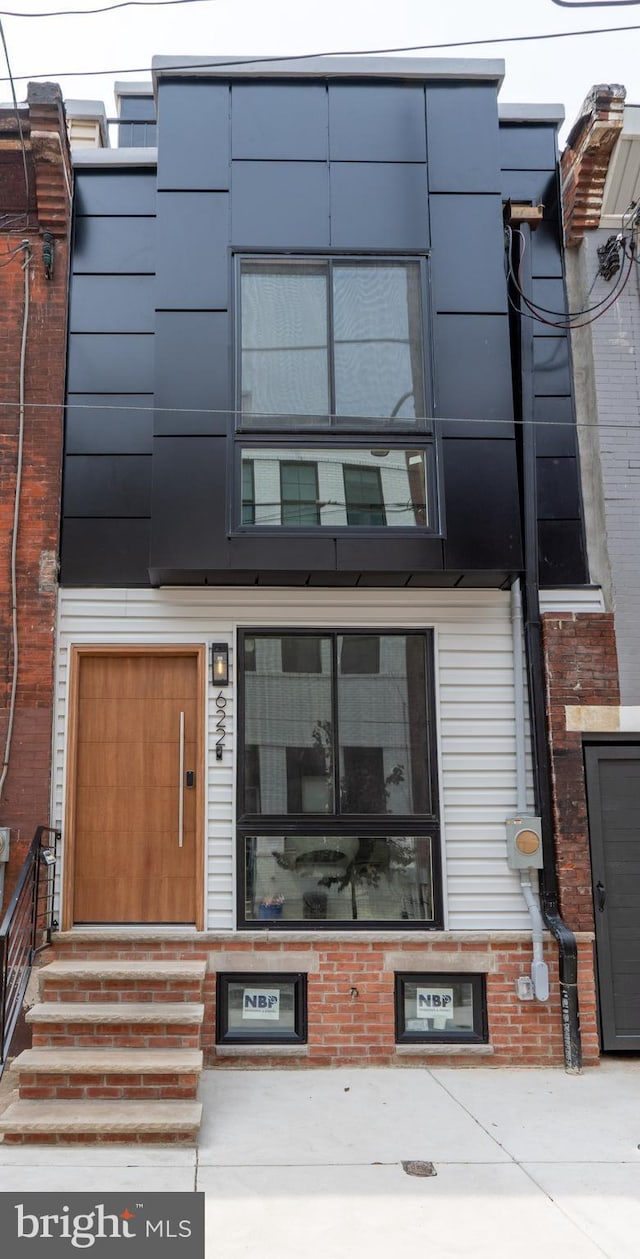 622 Mcclellan St, Philadelphia, PA 19148 - view of front of home featuring entry steps and brick siding