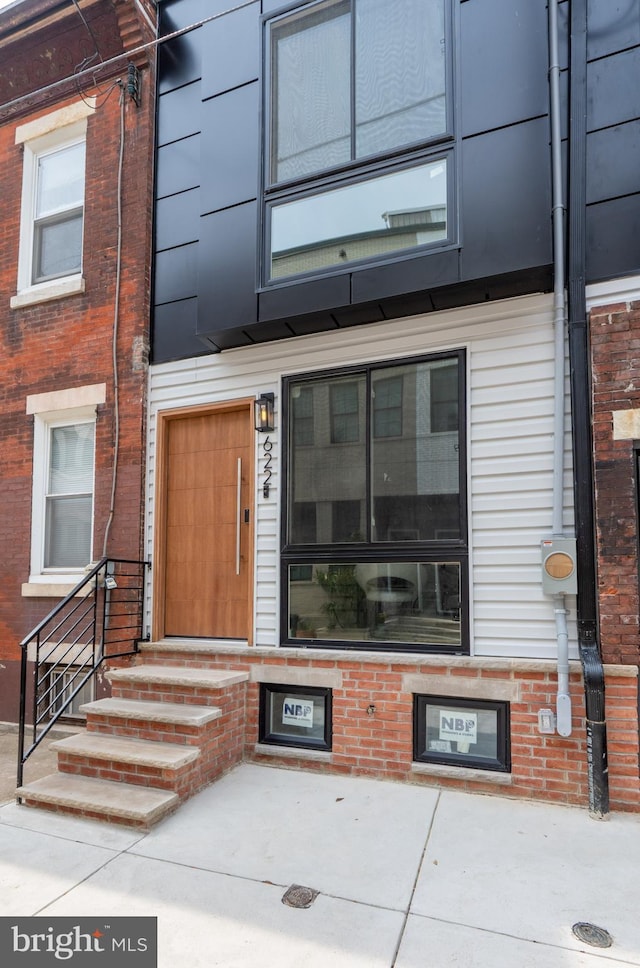 622 Mcclellan St, Philadelphia, PA 19148 - entrance to property with brick siding