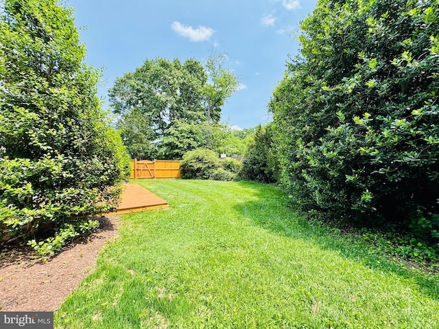 5933 Westridge Ct, Alexandria, VA 22310 - view of yard featuring a deck
