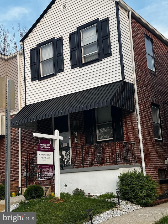 332 W Maple St, York, PA 17401 - townhome / multi-family property with brick siding and a porch