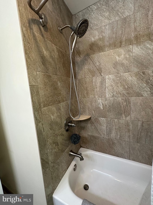 82 Blue Fox Ln, Richboro, PA 18954 - full bath featuring washtub / shower combination