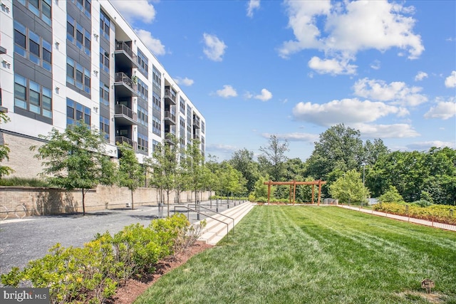 1761 Old Meadow Rd Unit 412, Mclean, VA 22102 - view of green lawn