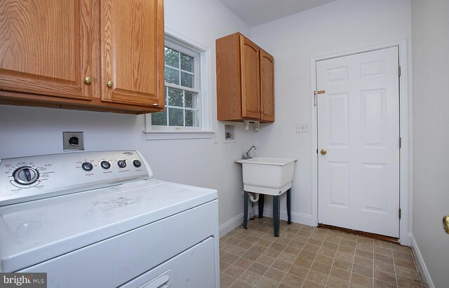 2125 Chatham Way, Harrisburg, PA 17110 - laundry area with washer / clothes dryer and cabinet space