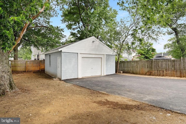 8247 River Rd, Pennsauken, NJ 08110 - detached garage with driveway