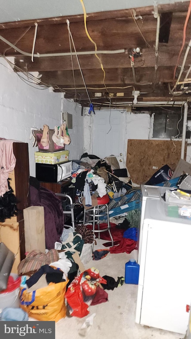 2618 E Biddle St, Baltimore, MD 21213 - unfinished below grade area featuring washer / dryer