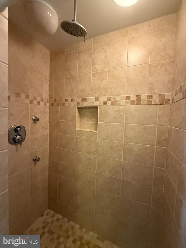 2133 Freda Dr, Vienna, VA 22181 - full bathroom featuring tiled shower