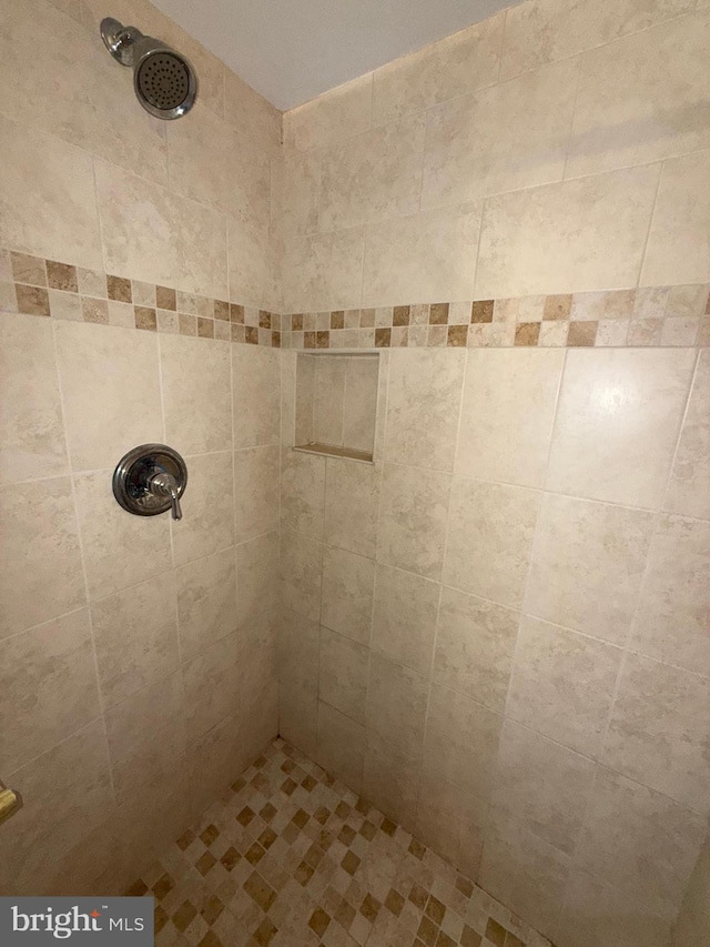 2133 Freda Dr, Vienna, VA 22181 - full bath featuring a tile shower
