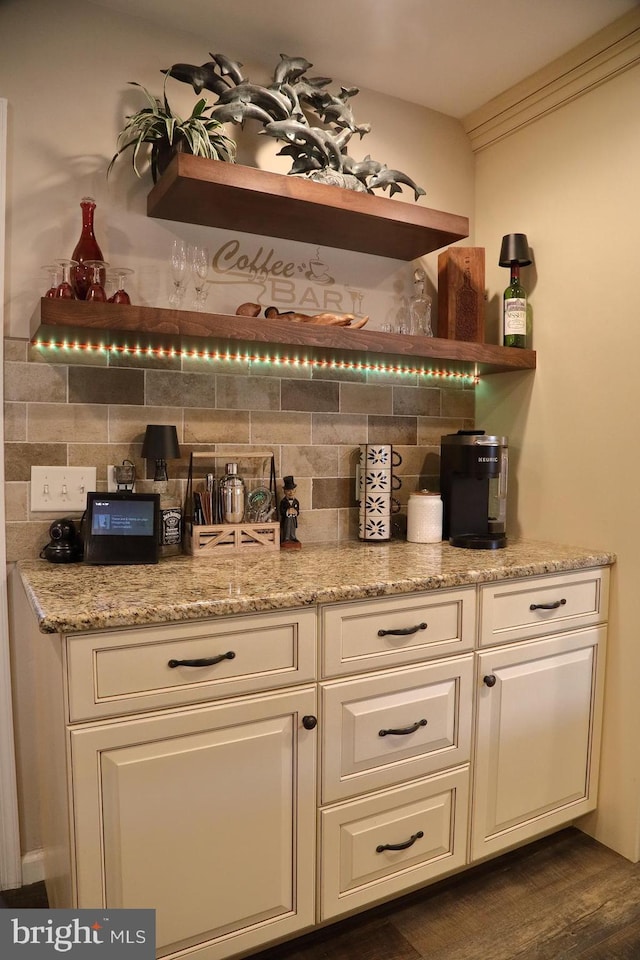 146 Skyline Dr, New Holland, PA 17557 - bar area with tasteful backsplash