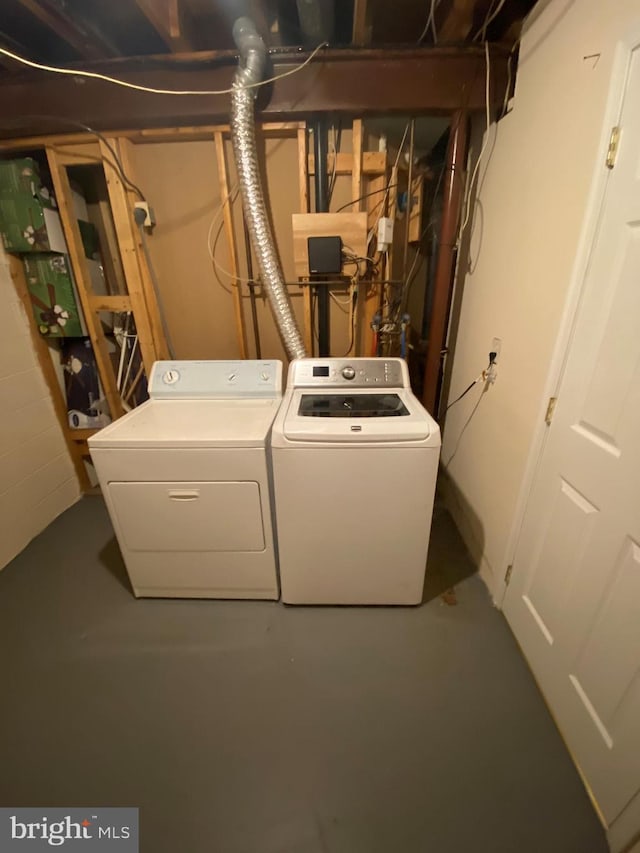 14004 Daleshire Way Unit 49, Burtonsville, MD 20866 - laundry room featuring washing machine and clothes dryer