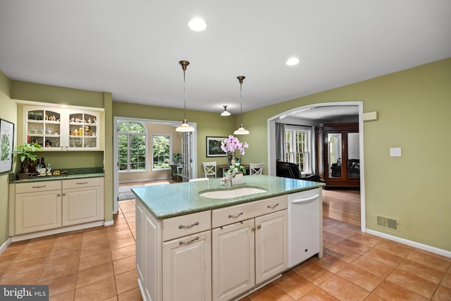 9100 Quarter Ct, Vienna, VA 22182 - kitchen featuring dishwasher, arched walkways, plenty of natural light, pendant lighting, and recessed lighting