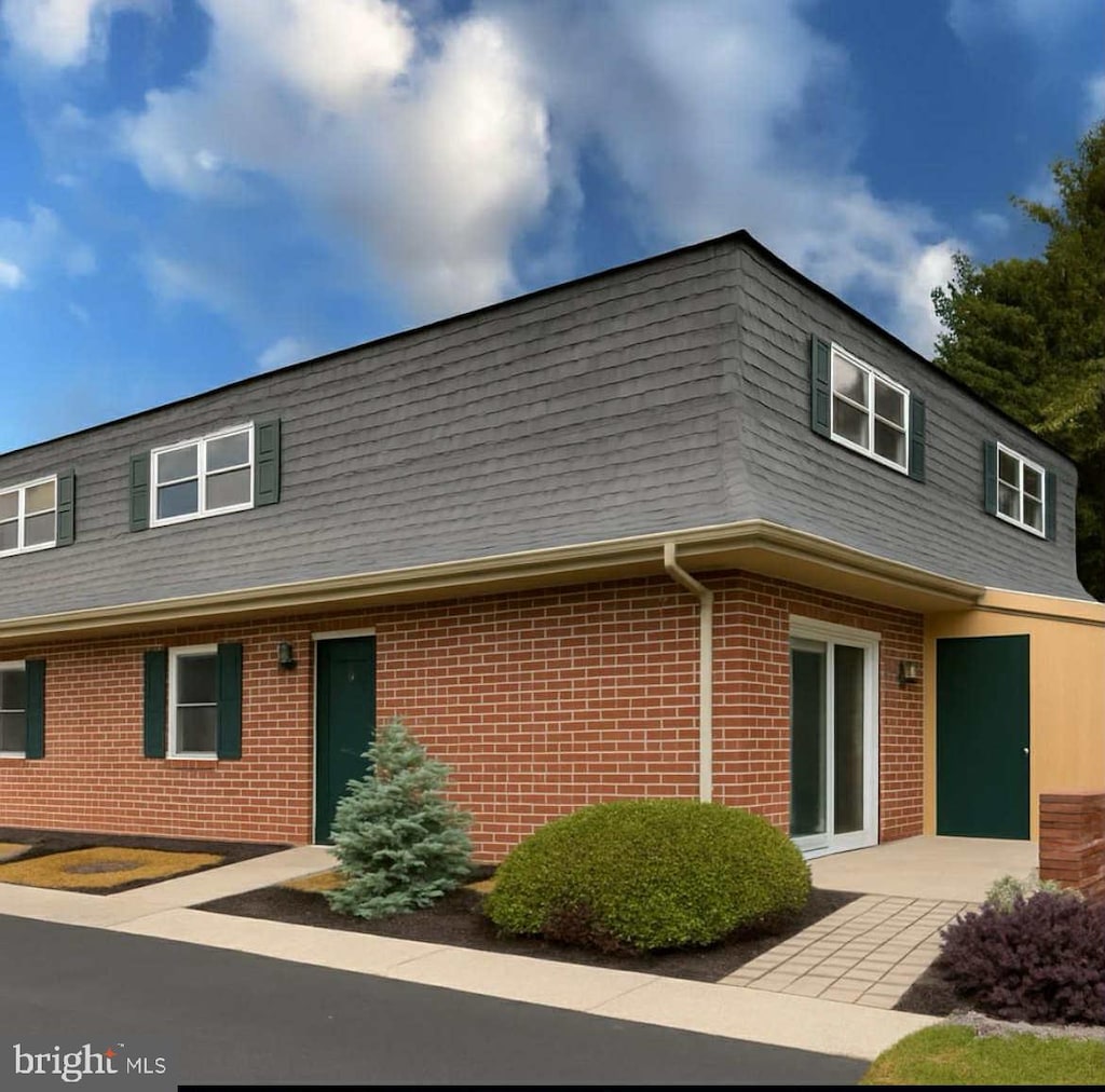 44 Glenview Cir Unit 44, Dillsburg, PA 17019 - townhome / multi-family property featuring mansard roof, brick siding, and a shingled roof