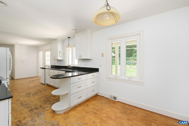 906 Old Farm Rd, Charlottesville, VA 22903 - kitchen with plenty of natural light, dark countertops, and a peninsula